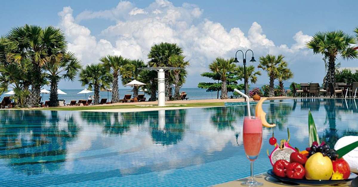 Een foto van het zwembad bij Ravindra Beach Resort & Spa