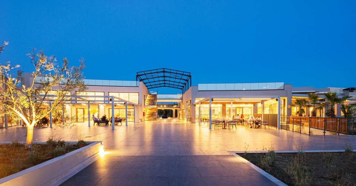 Een foto van de buitenkant van Portes Lithos Luxury Resort