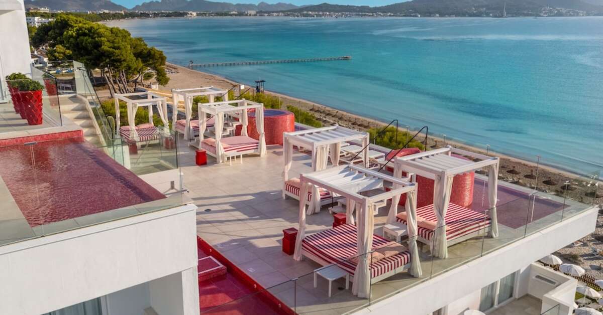Een foto van het terras bij Iberostar Waves Alcudia Park