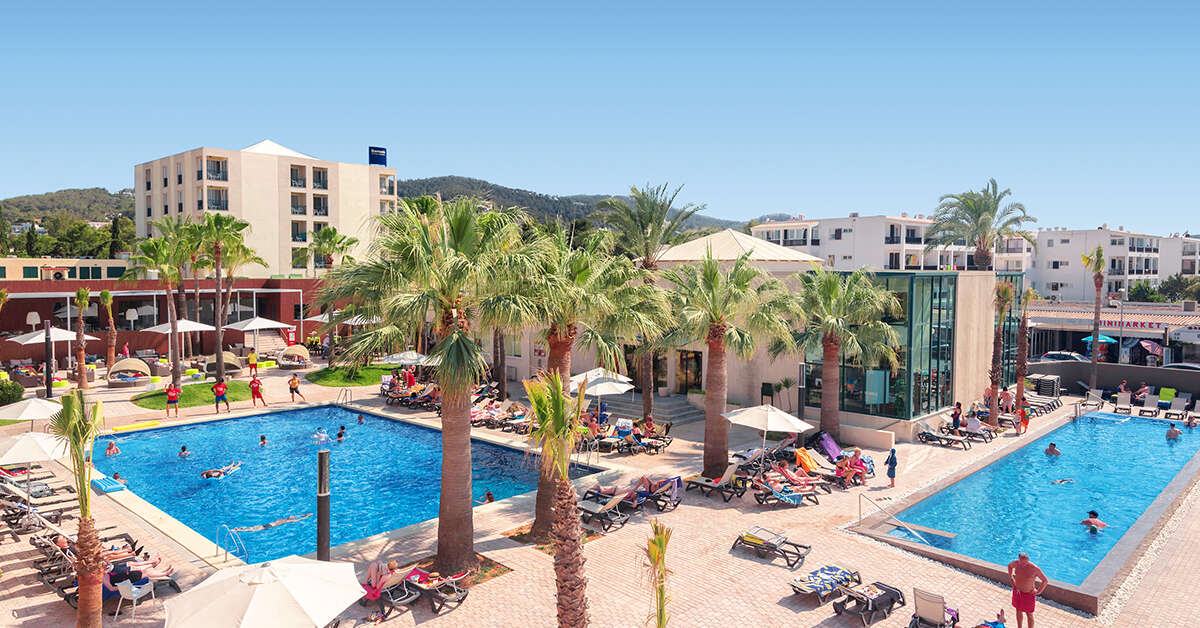 Een foto van het zwembad bij Occidental Ibiza