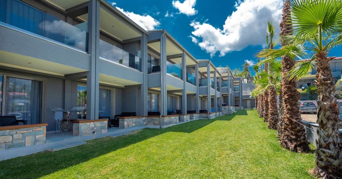 Een foto van de buitenkant van Dionysos Hotel & Studios