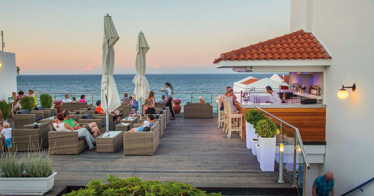 Een foto van het terras bij AluaSoul Zakynthos