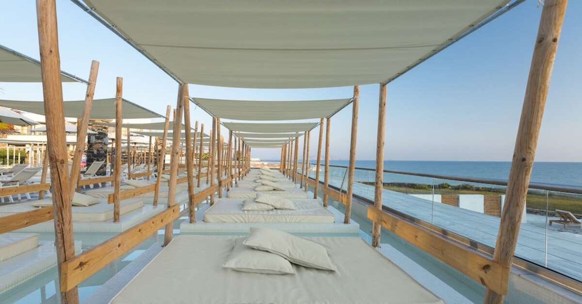 Een foto van het zwembad bij The Island Hotel
