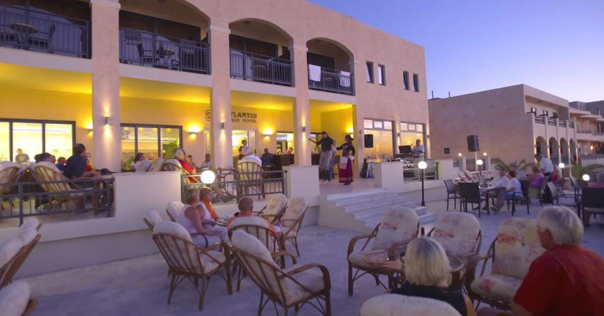 Een foto van het terras bij Atlantis Beach Hotel