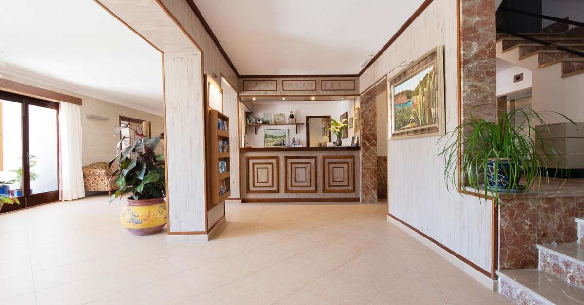 Een foto van het interieur van Playa Mondrago