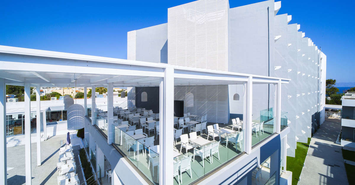 Een foto van het terras bij Oceanis Park Hotel