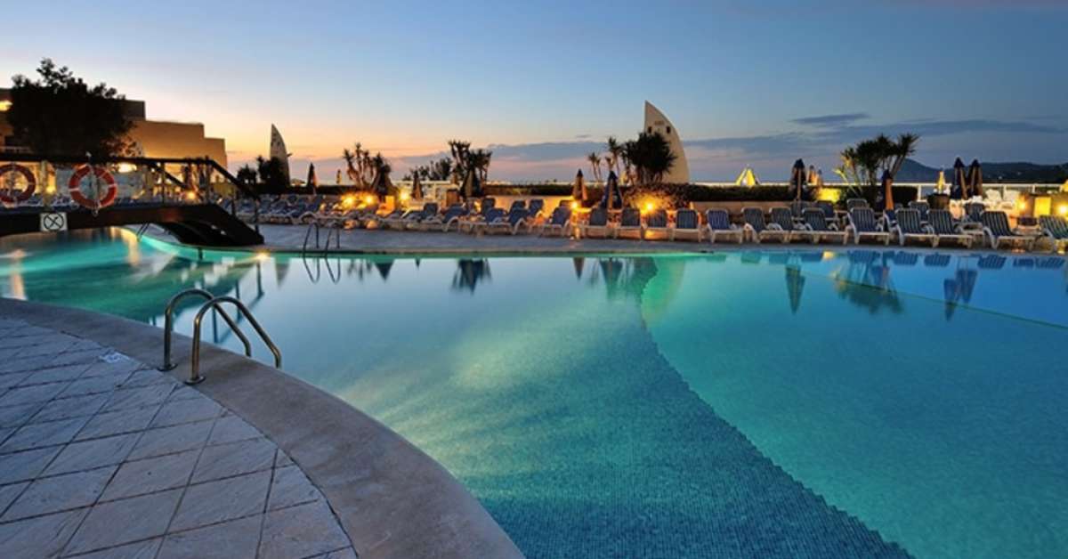 Een foto van het zwembad bij Sirenis Seaview Country Club