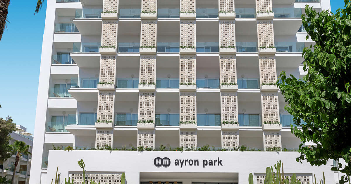 Een foto van de buitenkant van HM Ayron Park