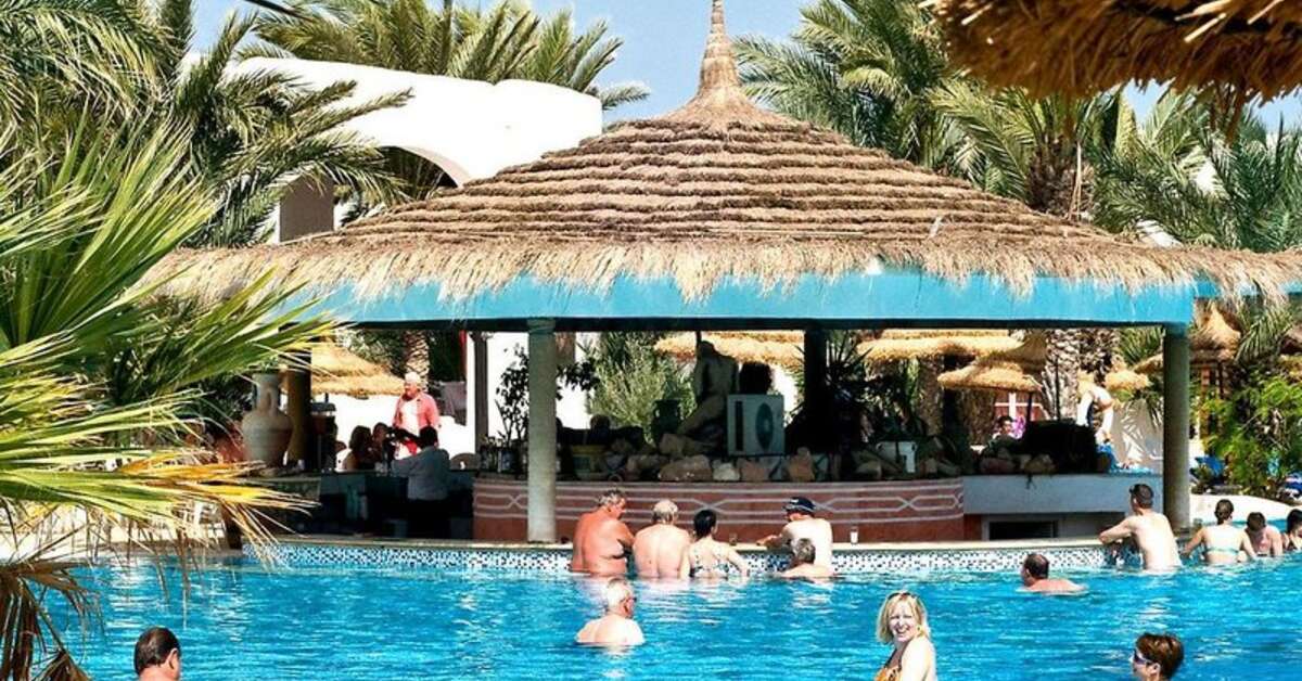 Een foto van het zwembad bij Hotel Fiesta Beach