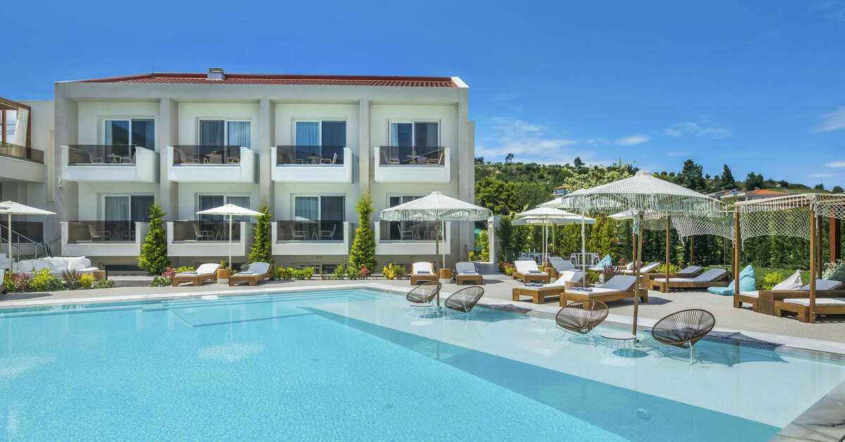 Een foto van het zwembad bij Mirablue Deluxe Residences