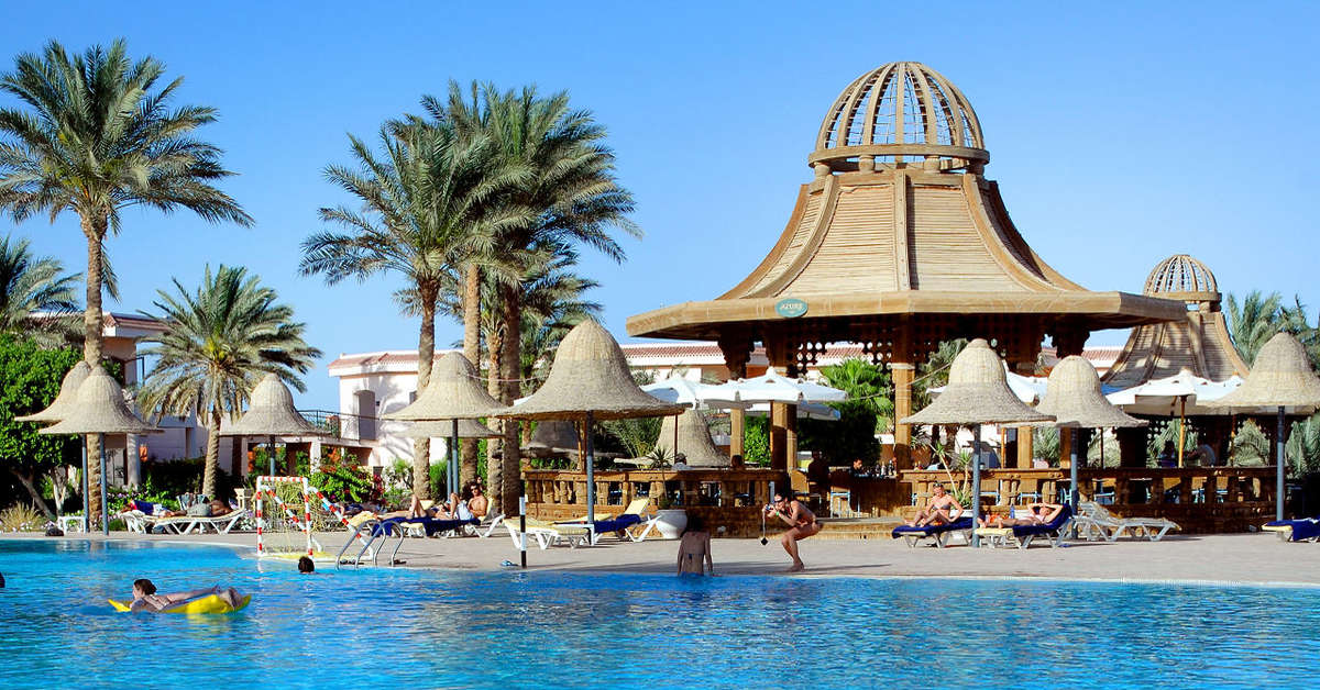Een foto van het zwembad bij Parrotel Beach Resort