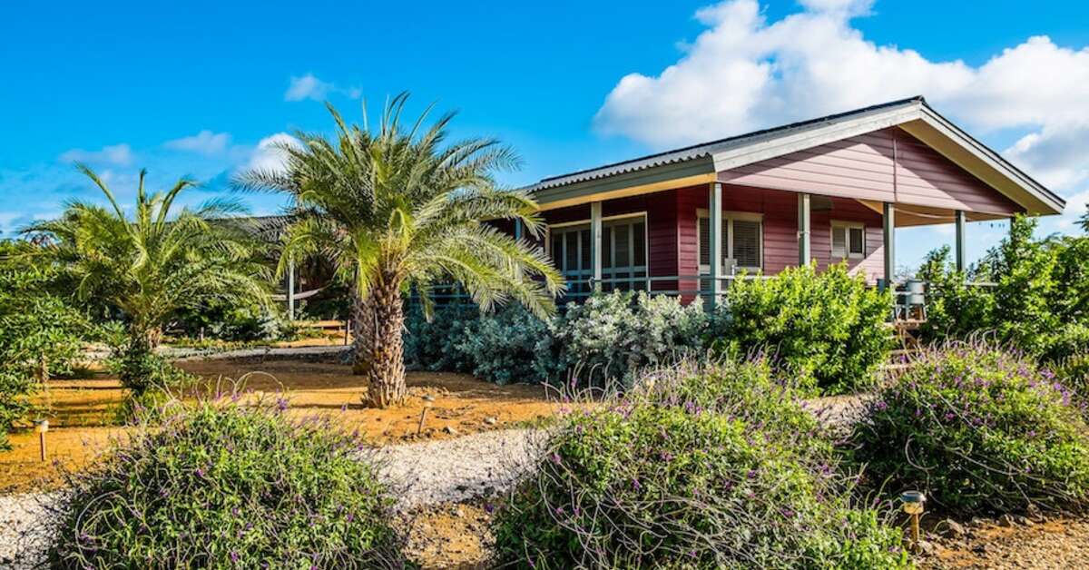 Een foto van de buitenkant van Red Palm Village