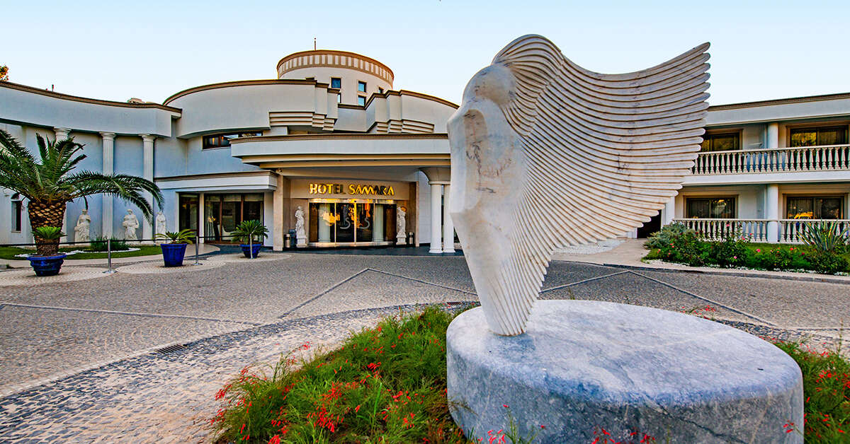 Een foto van de buitenkant van Hotel Samara