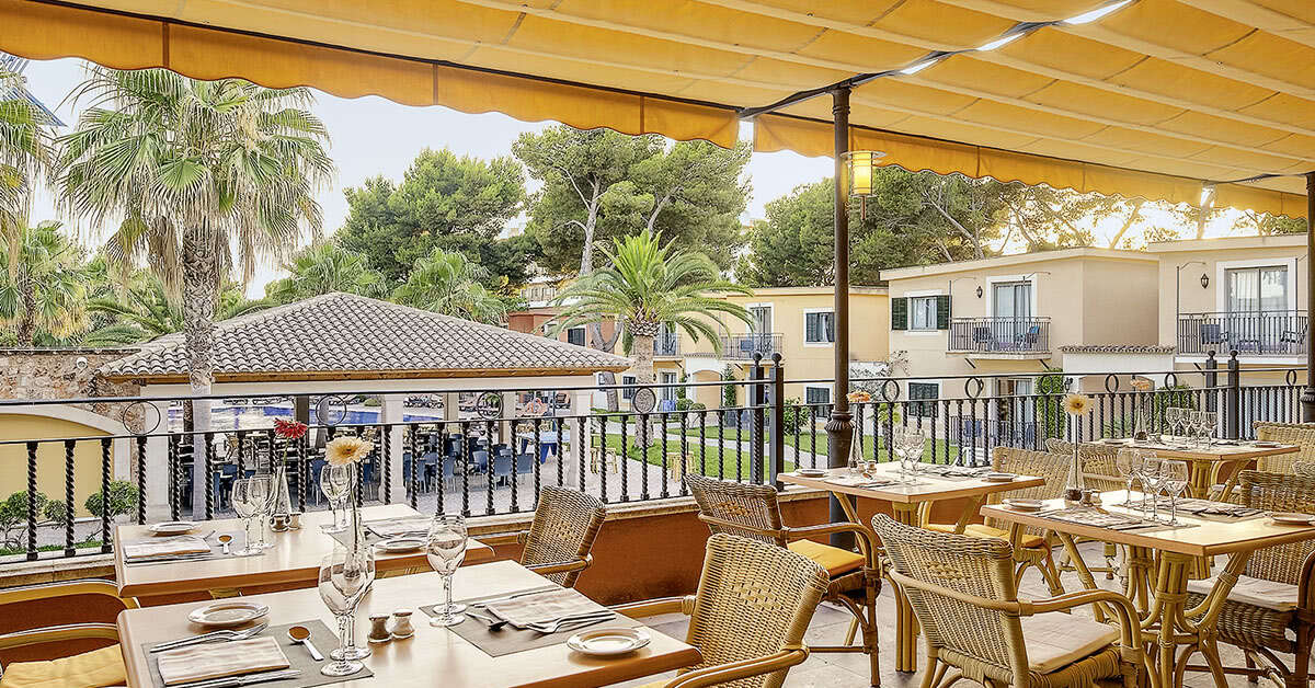 Een foto van het terras bij Occidental Playa de Palma