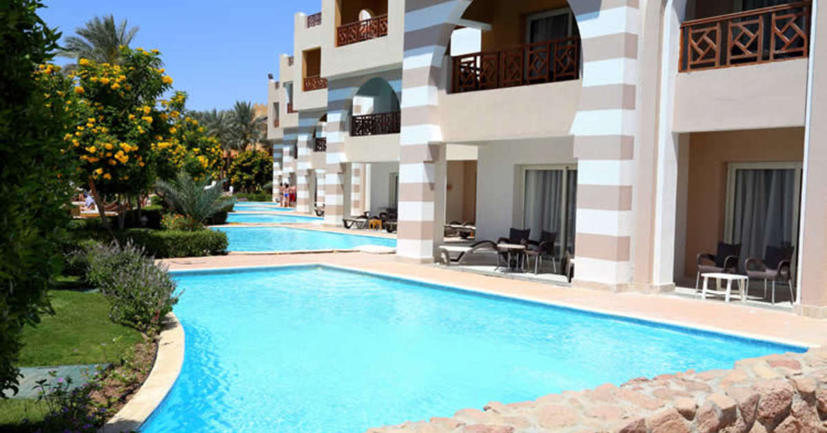 Een foto van het zwembad bij Rehana Royal Beach Resort & Spa