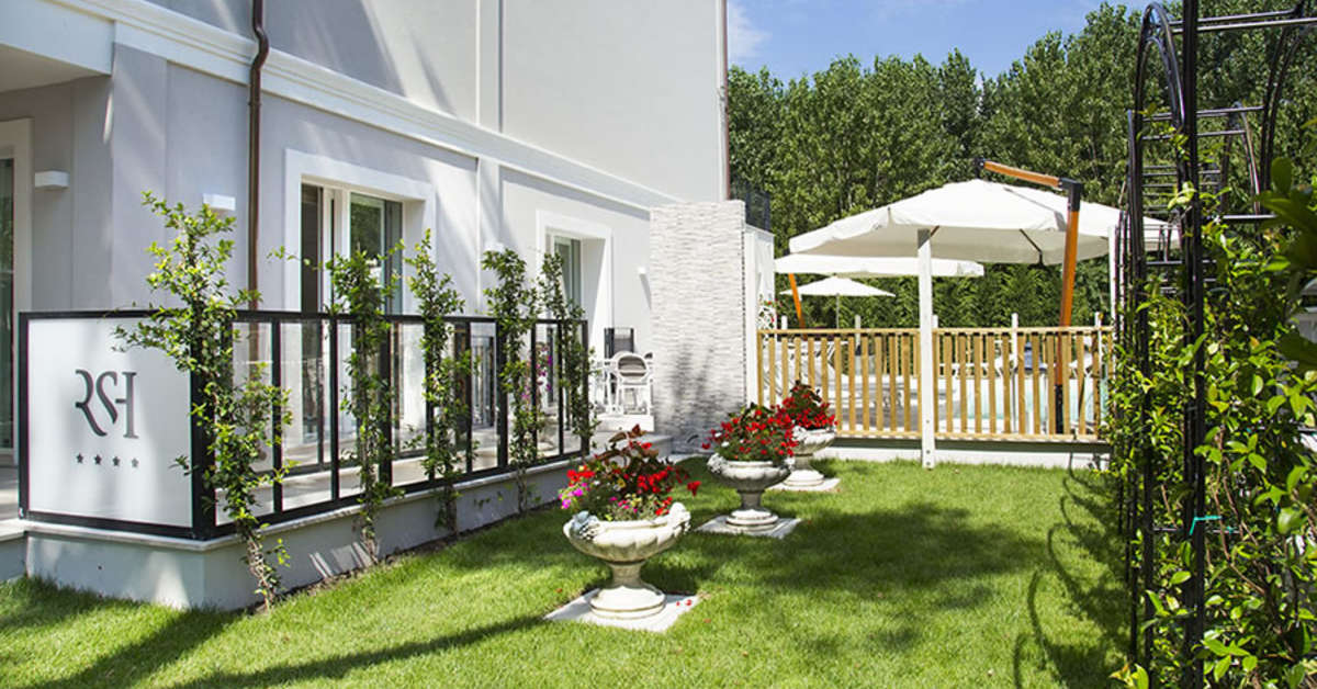 Een foto van het terras bij Rimini Suite Hotel