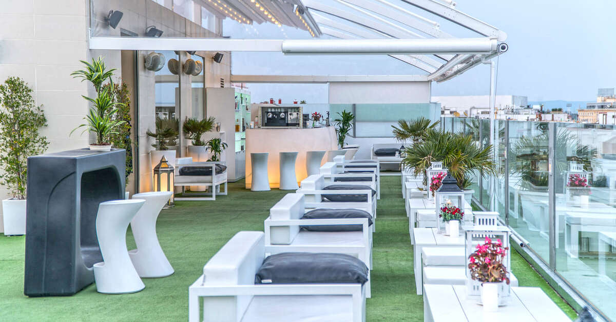 Een foto van het terras bij Hotel Inglaterra