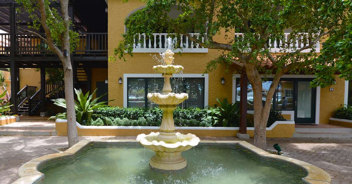 Een foto van de buitenkant van Harbour Village Beach Club