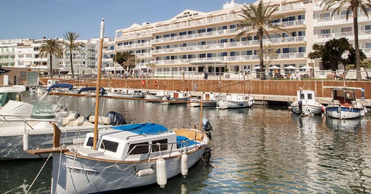 Een foto van de buitenkant van Catalonia del Mar