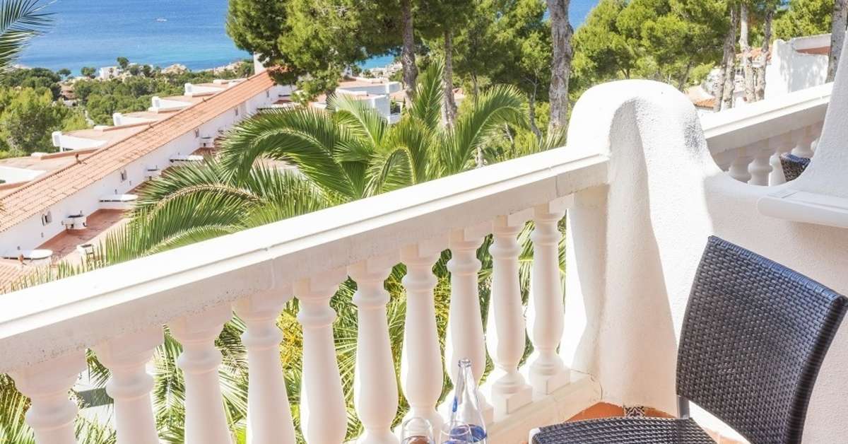 Ein Foto von der Terrasse im Hilton Mallorca Galatzo