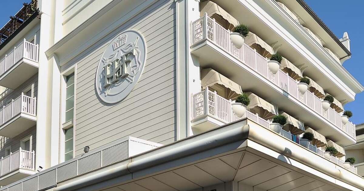 Een foto van de buitenkant van Hotel De France