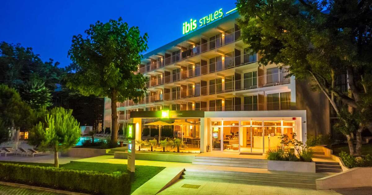 Ein Foto Ibis Styles Golden Sands Roomer