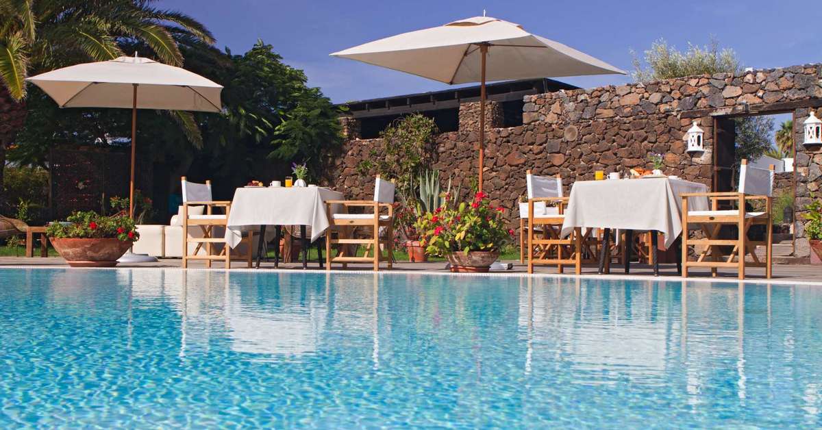 Een foto van het zwembad bij Alondra Villas & Suites
