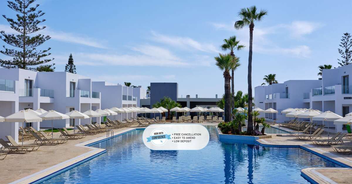 Een foto van het zwembad bij Atlantica Panthea Resort
