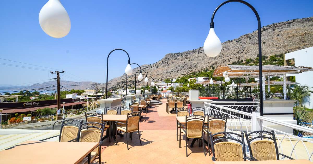 Een foto van het terras bij Pefkos Beach Hotel