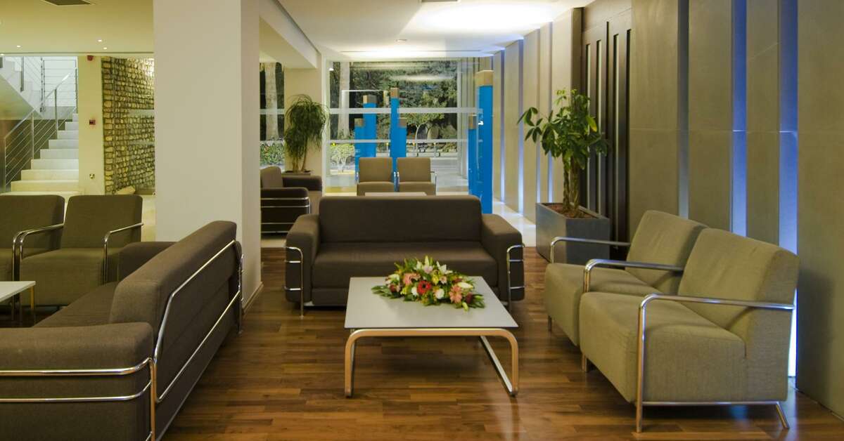 Een foto van het interieur van Kos Aktis Art Hotel