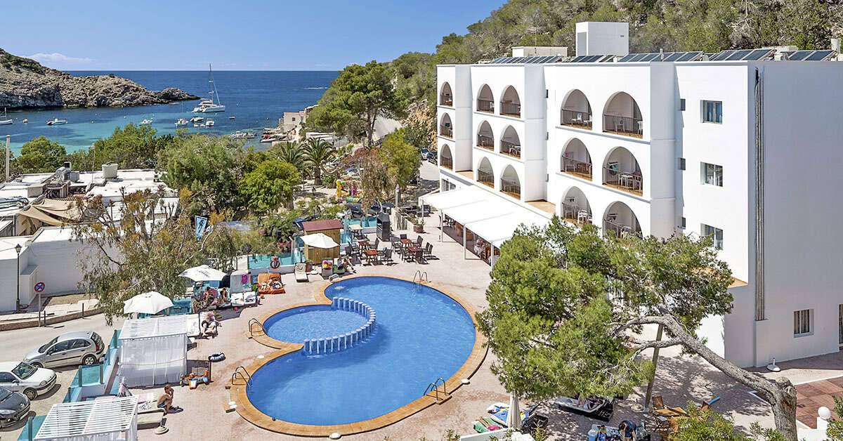 Een foto van het zwembad bij Puerto Cala Vadella