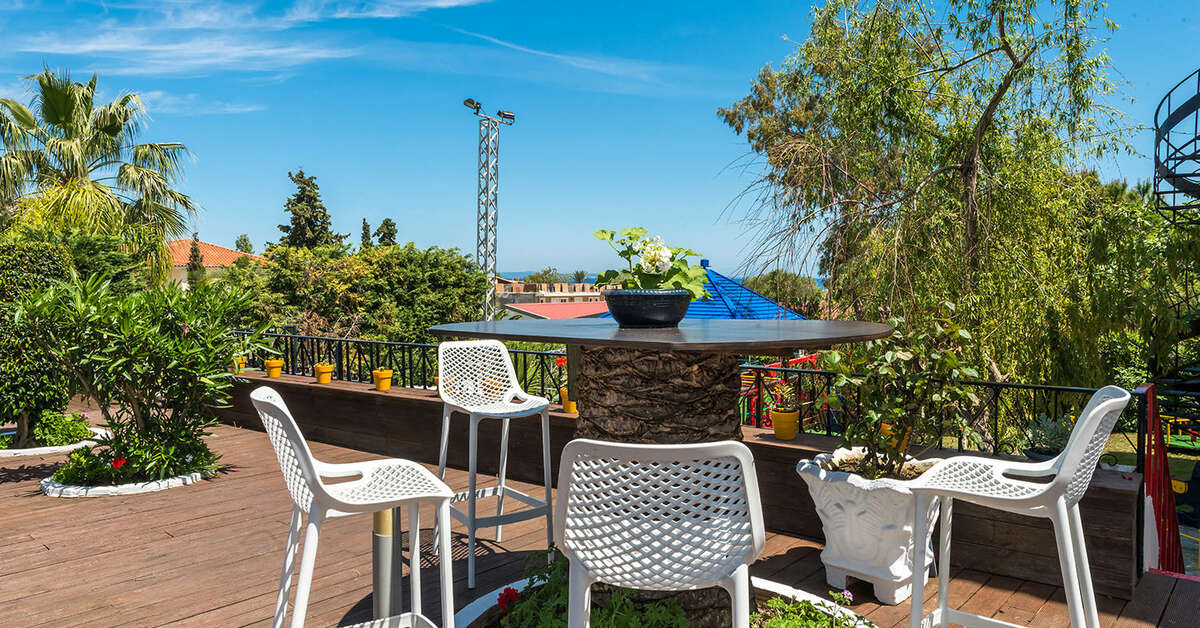 Een foto van het terras bij Contessa Hotel