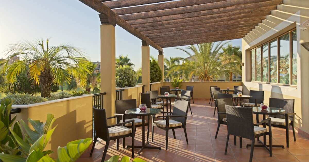 Een foto van het terras bij Elba Costa Ballena Beach & Thalasso Resort