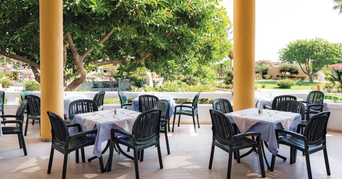 Een foto van het terras bij Atlantis Hotel