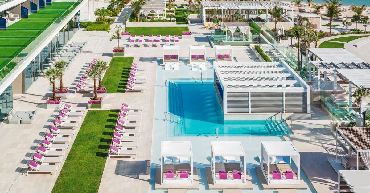 Ein Foto vom Pool im W Dubai The Palm