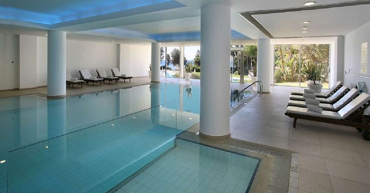 Een foto van het zwembad bij Grecian Sands Hotel