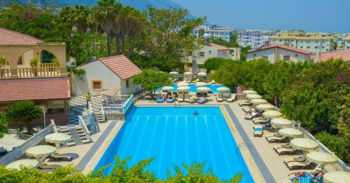 Een foto van het zwembad bij Riverside Garden Resort