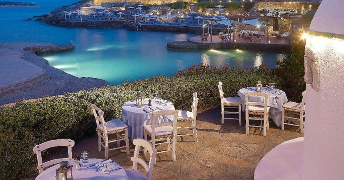 Een foto van het terras bij St. Nicolas Bay Resort
