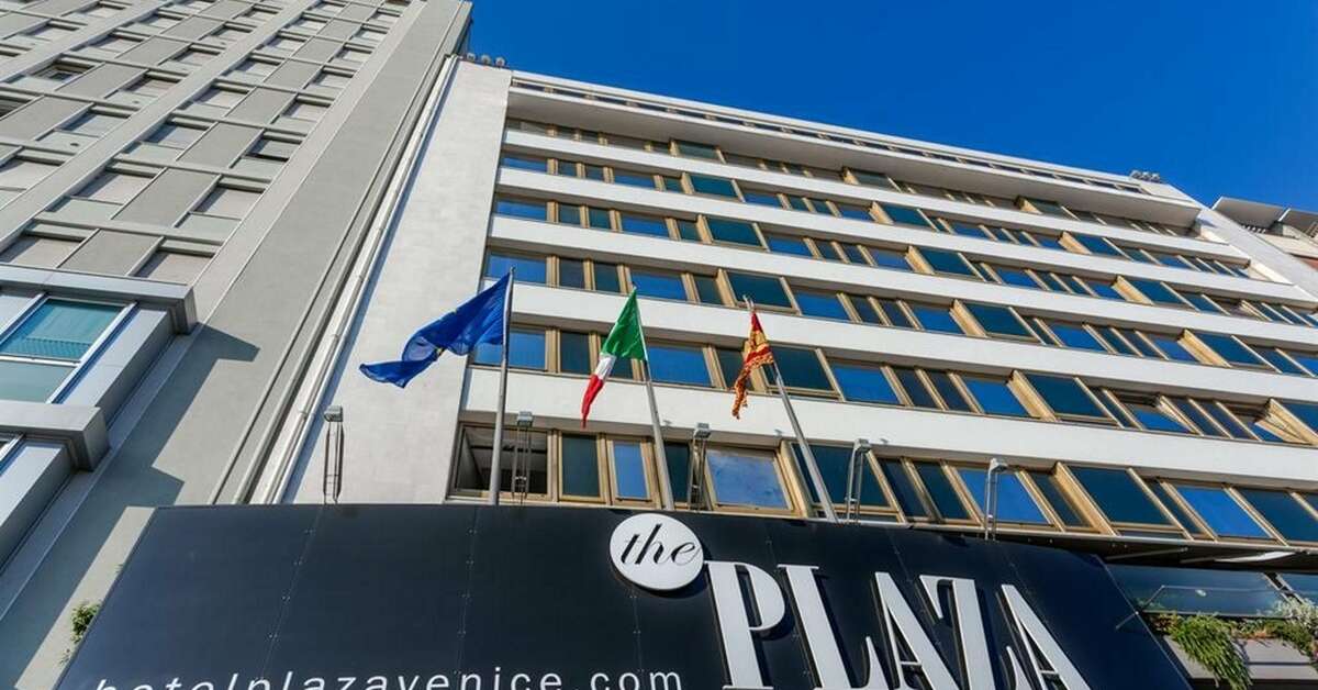 Een foto van de buitenkant van Hotel Plaza