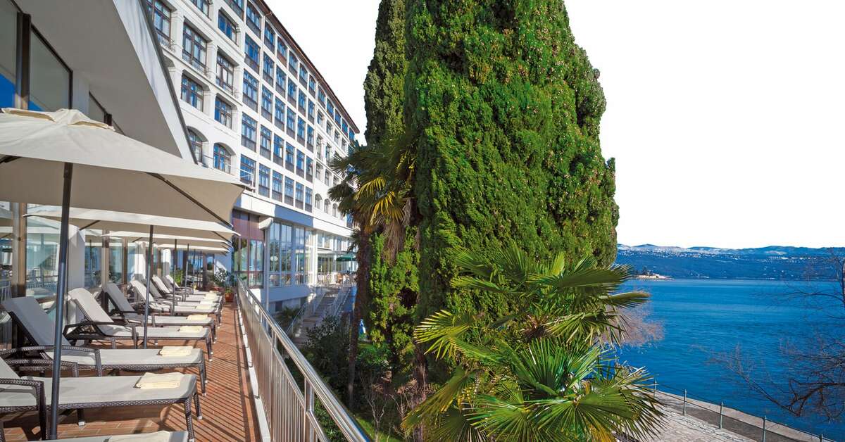 Een foto van de buitenkant van Remisens Hotel Kristal