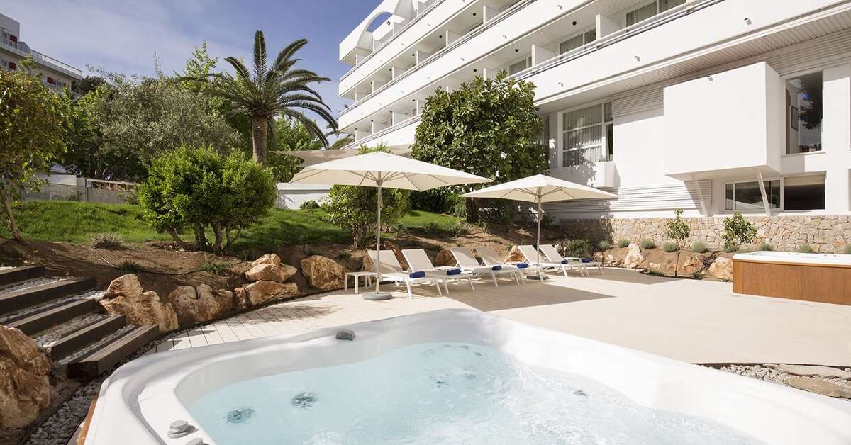 Een foto van het terras bij Hotel Canyamel Park