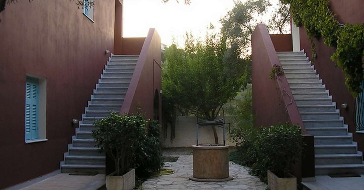 Een foto van de buitenkant van Villa Kazazis
