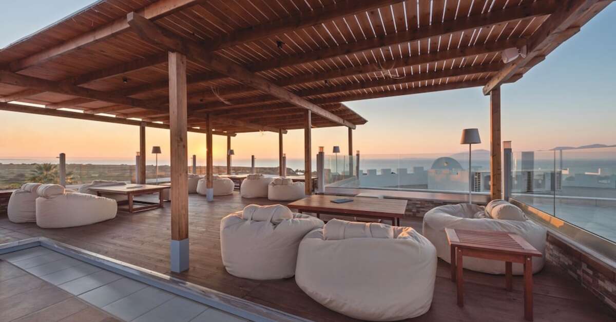 Een foto van het terras bij Kouros Palace