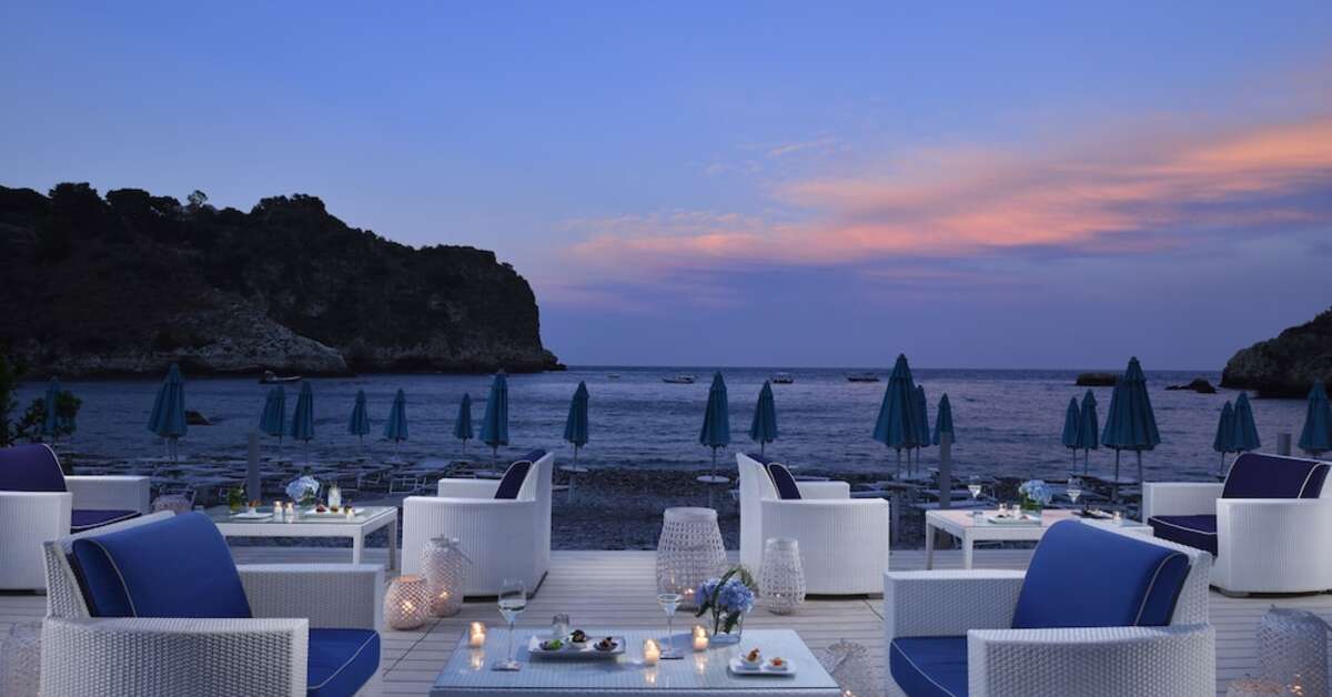 Een foto van het terras bij La Plage Resort