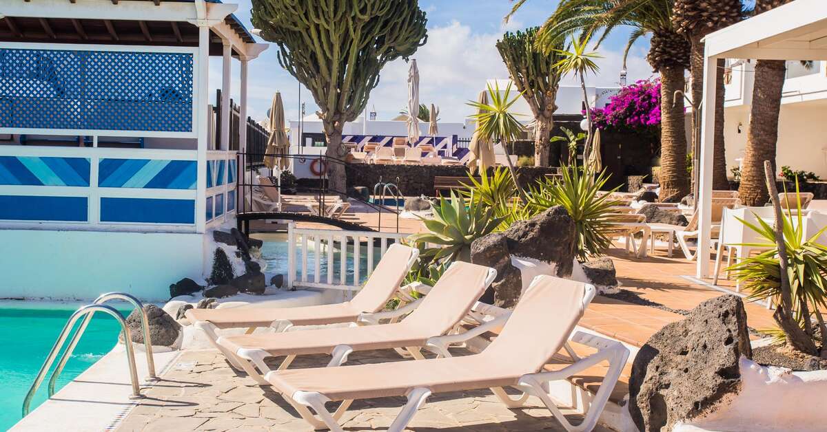 Een foto van het terras bij Los Tulipanes