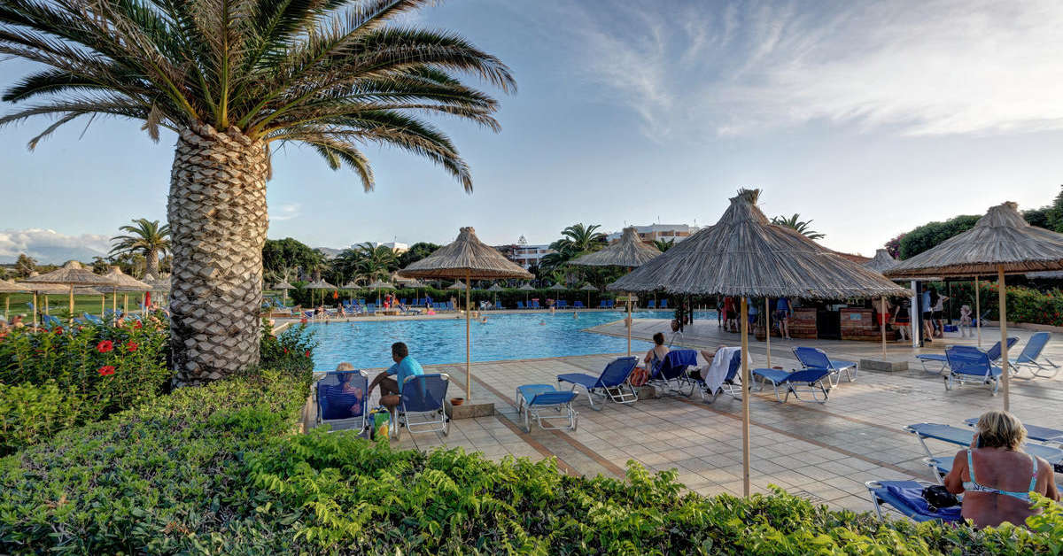 Een foto van het zwembad bij Anissa Beach & Village Hotel