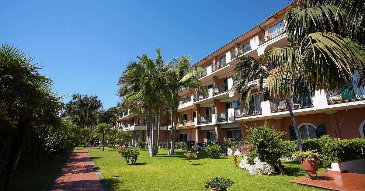 Ein Foto von der Außenansicht des Caparena Hotel & Wellness Club