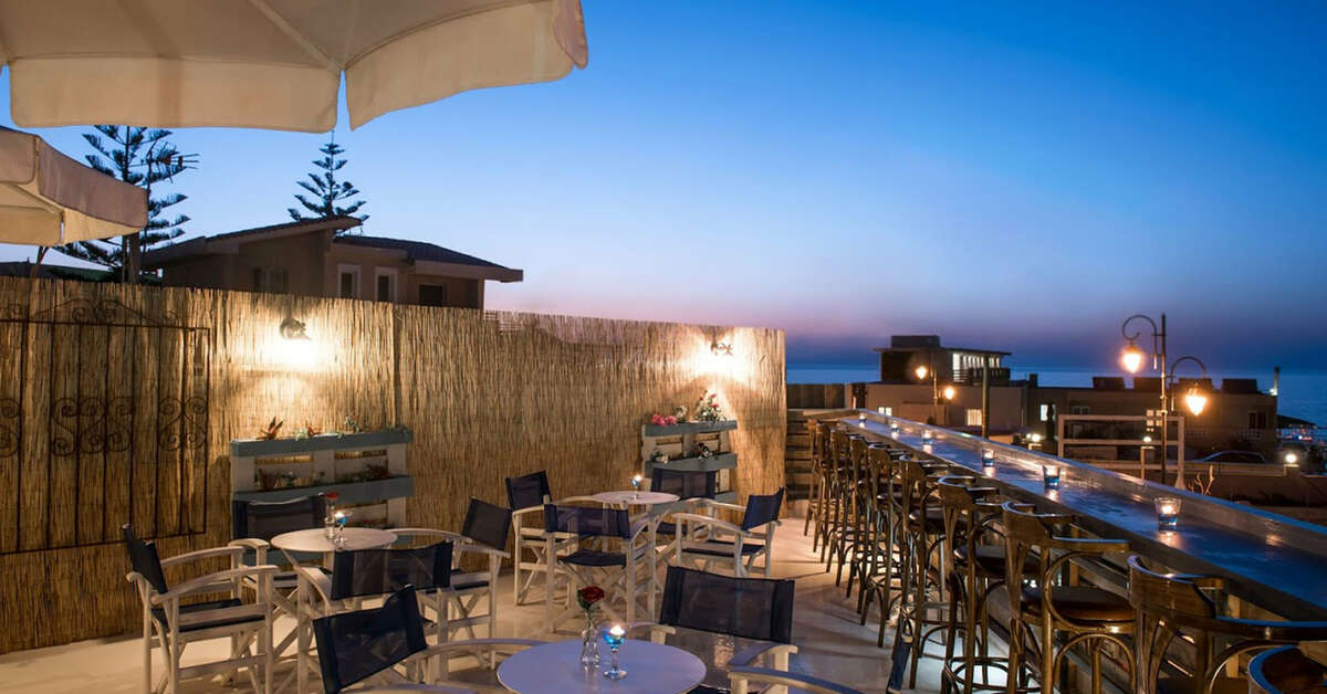 Een foto van het terras bij Kastro Beach Appartementen