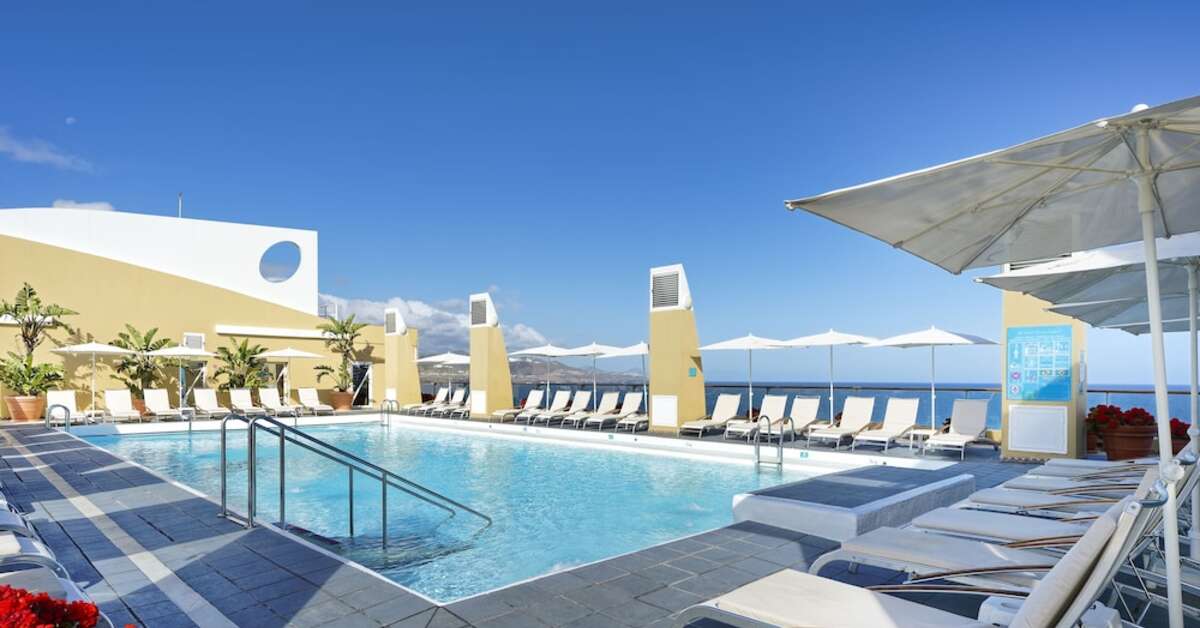 Een foto van het zwembad bij Bull Hotel Reina Isabel & Spa