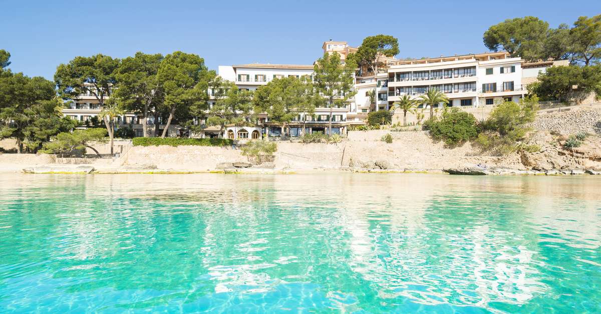 Een foto van de buitenkant van Cala Fornells Hotel